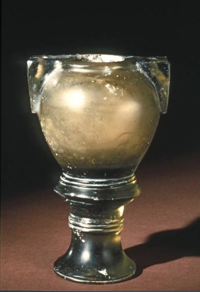 1. Vaso su piede, dalla Siria o Assiria (725-600 a.C). Corning Museum of Glass, New York.