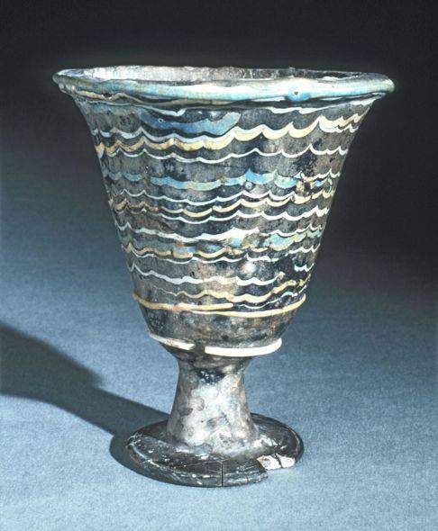 7. Bicchiere a calice, dall'Egitto (XVIII dinastia, 1460-1360 a.C.). Corning Museum of Glass, New York.