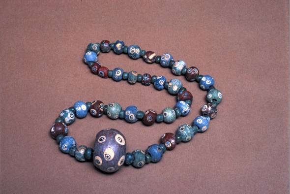 13. Collana con perle 'ad occhi', da Amlash (prima metà I millennio a.C.). Corning Museum of Glass, New York.