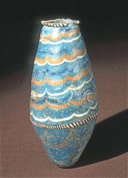8. Fiasca in vetro turchese con decorazioni a festoni, dall'Egitto (XVIII-XIX dinastia 1360-1225 a.C.). Corning Museum of Glass, New York.