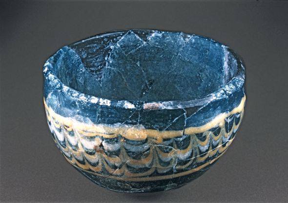 9. Coppa in vetro blu con decorazione a festoni, dall'Egitto (XIX-XX dinastia 1200-1080 a.C.). Corning Museum of Glass, New York.