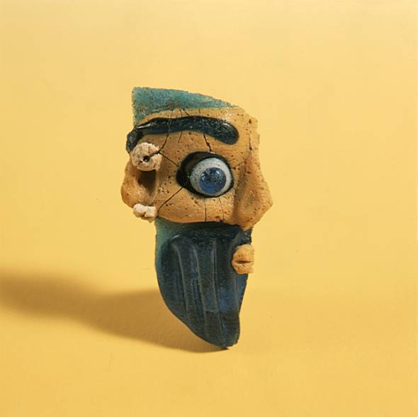 29. Pendente configurato a testina maschile (V-IV sec. a.C.). Museu d'Arqueologia de Catalunya, Barcelona.