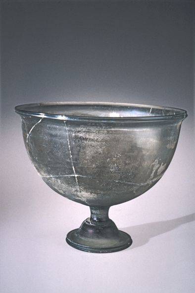 2. Coppa su piede, dal Mediterraneo orientale (metà - fine III sec. a.C.). Corning Museum of Glass, New York.