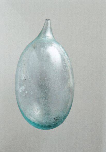 2. Esempio di ampolla-balsamario ovoide in vetro azzurro chiaro, da Aosta (fine I sec. d.C.). Museo Archeologico Regionale, Aosta, Italia.