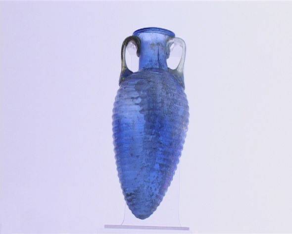 45. Balsamario biansato, dal Mediterraneo orientale (seconda metà I sec. d.C.). Museu d'Arqueologia de Catalunya, Barcelona.