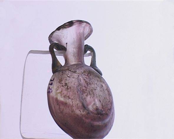 46. Balsamario biansato, dal Mediterraneo orientale (seconda metà I - inizi II sec. d.C). Museu d'Arqueologia de Catalunya, Barcelona.