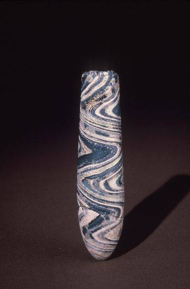 28. Alabastron a bande policrome e dorate probabilmente dall'Egitto (I sec. a.C.- I sec. d.C.). Corning Museum of Glass, New York.