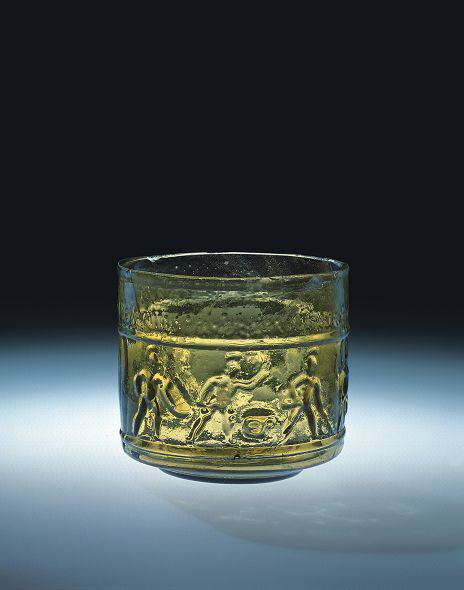 49. Coppa con scene di combattimento tra gladiatori, da Chavagnes-en-Pailler, Francia (metà I sec. d.C.). Corning Museum of Glass, New York.