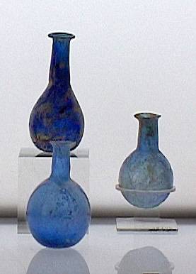 4. Selezione di balsamari in vetro blu a corpo globulare e piriforme, probabilmente dall'Oriente (prima metà I sec. d.C.). Museu d'Arqueologia de Catalunya, Barcelona.