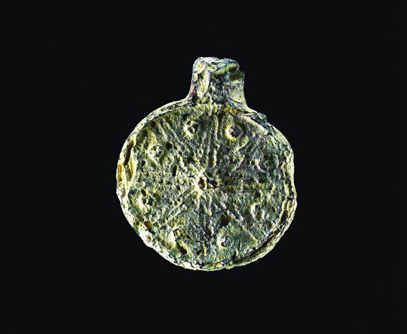 3. Pendente in forma di stella, da Nuzi (1450-1350 a.C.). Corning Museum of Glass, New York.