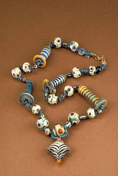 10. Collana multicolore con amuleti, dall'Egitto (XVIII dinastia 1400-1350 a.C.). Corning Museum of Glass, New York.