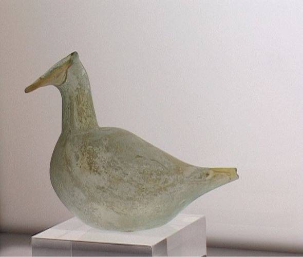 62. 'Guttus' conformato a figura stilizzata di uccello, dal Mediterraneo orientale (II-III sec. d.C.). Museu d'Arqueologia de Catalunya, Barcelona.