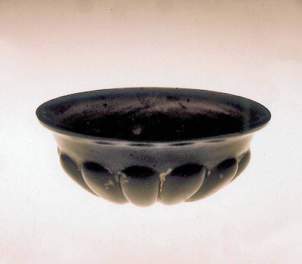 7. Coppa in ossidiana, dall'Anatolia (V sec. a.C.). Diageo Glass Collection, S. Vittoria d'Alba, Cuneo, Italia.