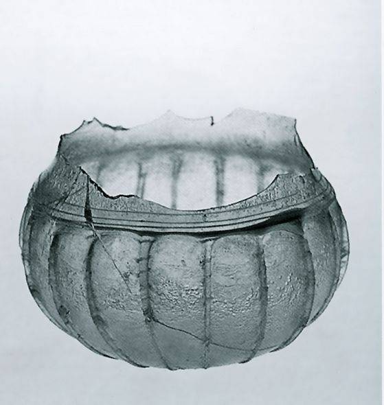72. Coppa baccellata con filamenti, da Aosta (secondo quarto I sec. d.C.). Museo Archeologico Regionale, Aosta, Italia.