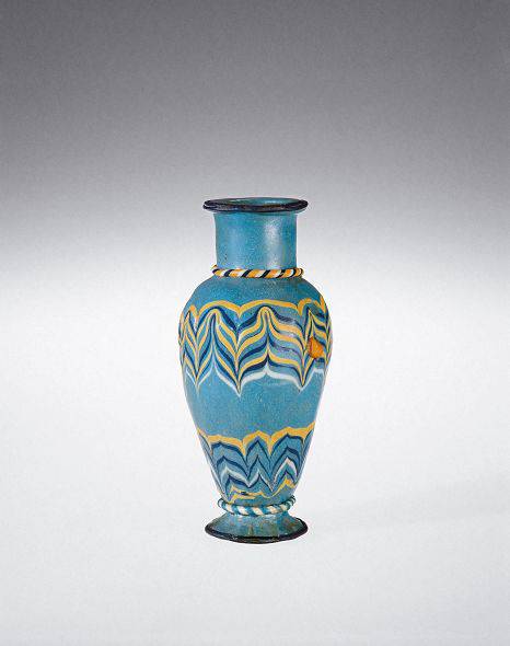 5. Amphoriskos in vetro turchese con decorazione a festoni, dall'Egitto (1400-1300 a.C.). Corning Museum of Glass, New York.