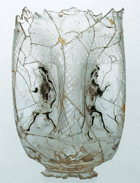 76. Bicchiere dipinto con raffigurazioni di atleta-giocoliere, da Aosta (fine del I sec. d.C.). Museo Archeologico Regionale, Aosta, Italia.