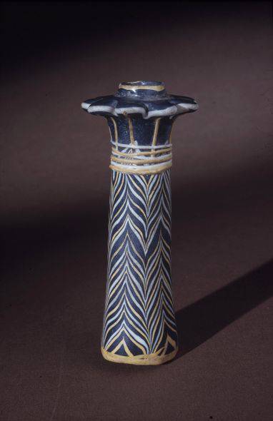 4. Unguentario tubolare (contenitore per Kohl) a forma di fusto di palma, dall'Egitto (Nuovo Regno 1400-1225 a.C.). Corning Museum of Glass, New York.