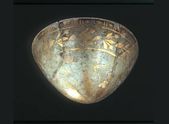 7. Coppa in gold-glass technique (vetro dorato), forse dal Mediterraneo orientale (fine III-II sec. a.C.). Corning Museum of Glass, New York.