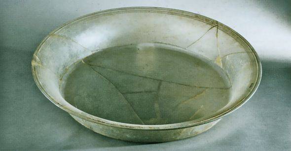10. Grande piatto in vetro trasparente, da Canosa (fine III-II sec. a.C.). Museo Archeologico Nazionale, Napoli, Italia.
