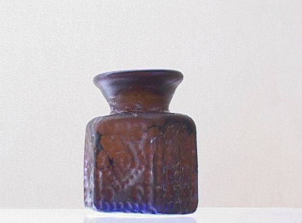92. Bottiglietta esagonale con simboli ebraici (VI-VII sec. d.C.). Museu d'Arqueologia de Catalunya, Barcelona.