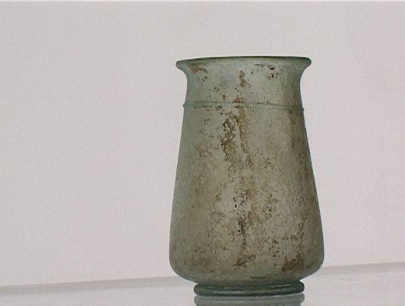 24. Bicchiere carenato, dal Mediterraneo orientale (II-III sec. d.C). Museu d'Arqueologia de Catalunya, Barcelona.