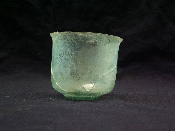 95. Bicchiere, da Sofiana (seconda metà II - III secolo d.C). Museo Archeologico Regionale, Gela, Italia.