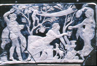 73. Pannello in vetro cammeo con scena dionisiaca, da Pompei (primo quarto I sec. d.C.). Museo Archeologico Nazionale, Napoli, Italia.