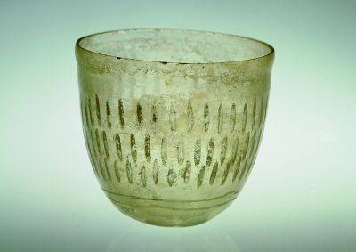 101. Coppa con decorazione a 'chicchi di riso' (III sec. d.C.). Diageo Glass Collection, S.Vittoria d'Alba, Cuneo, Italia.